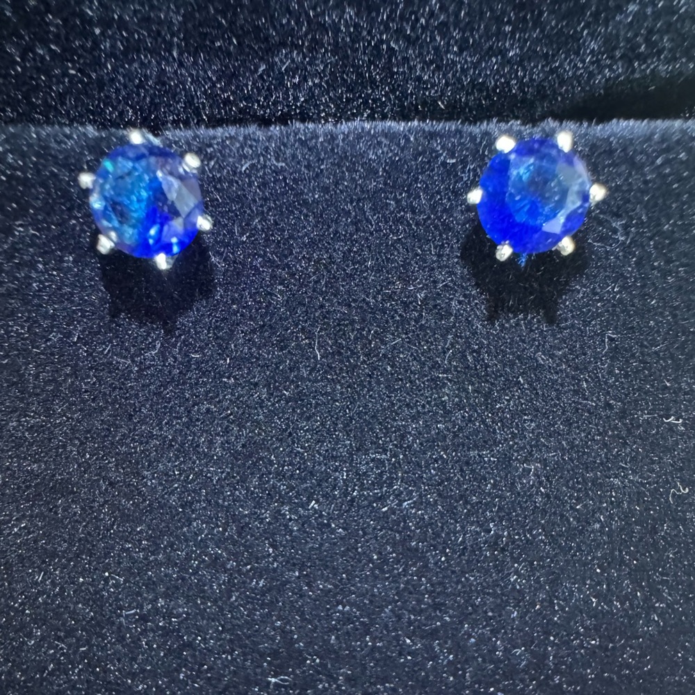 18k white gold navy blue studs